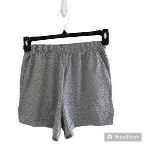 🔘SOFFE: Women’s size L, gray shorts with a stretchy waistband, barely worn.